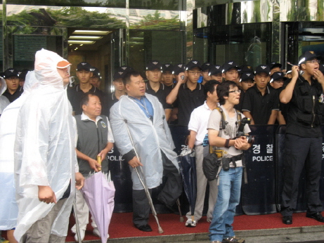 방송회관 정문에서 전투경찰과 대치하고 있는 장애인단체연합회원들 